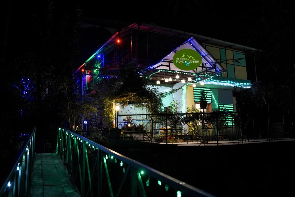 een gebouw met 's nachts verlichting bij Wayanad Royal Stream in Kalpatta