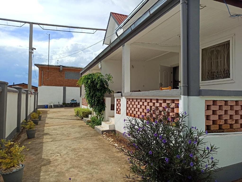 a house with a walkway in front of it at Chez Jeanne Chambre d'Hôte in Antananarivo
