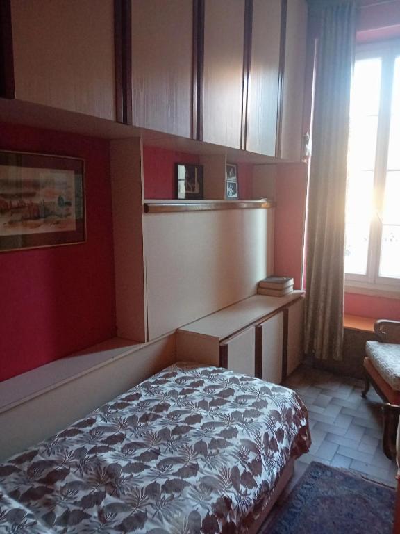 une chambre avec un lit, un bureau et une fenêtre dans l'établissement Chambre d hôte artistique cannes, à Cannes