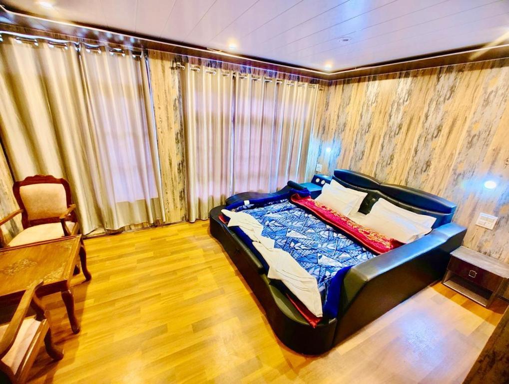 En eller flere senger på et rom på Lady Pahalgam Resort Operated By Zaara Resorts