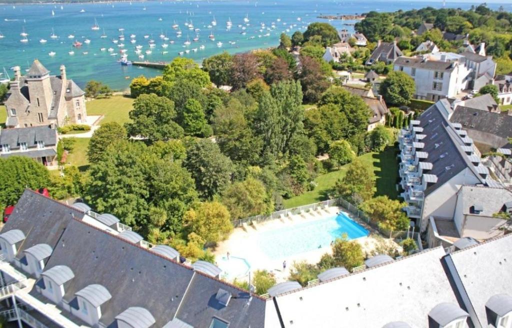 - une vue aérienne sur une maison avec une piscine dans l'établissement Location appartement meublé bord de mer, à Fouesnant