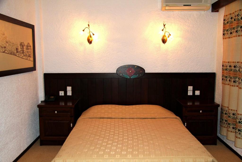 Postel nebo postele na pokoji v ubytování Hotel Taxiarches