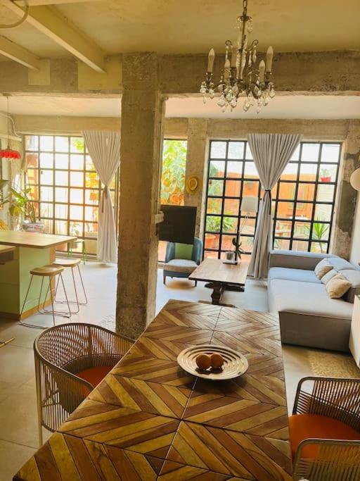 a living room with a couch and a table at Loft a 5min de la playa in Valencia