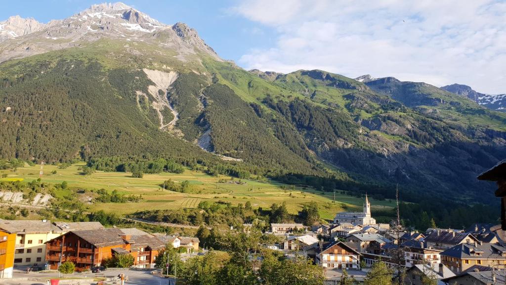 un pueblo en las montañas con una montaña en Au coeur du Parc National de la Vanoise Appart Termignon Val Cenis, en Termignon