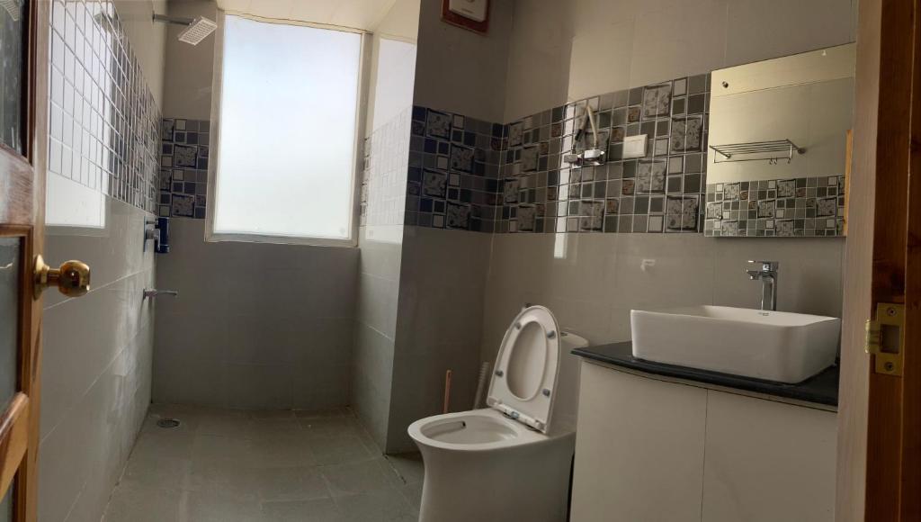 Saksham INN في جايبور: حمام مع مرحاض ومغسلة
