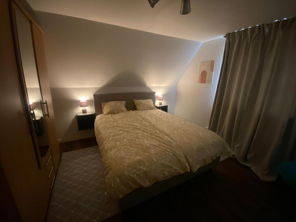 - une chambre avec un lit et 2 oreillers dans l'établissement Hyllstofta lägenhet, à Klippan