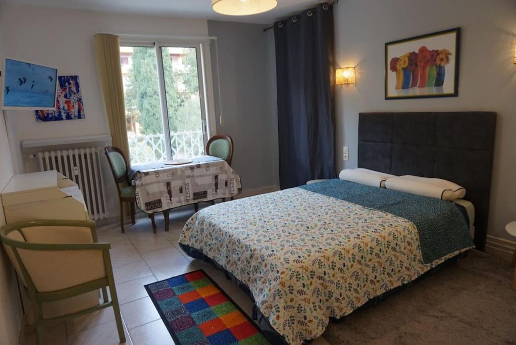 une chambre avec un lit, une table et une fenêtre dans l'établissement Amelie les Bains Coquet F1, à Amélie-les-Bains-Palalda