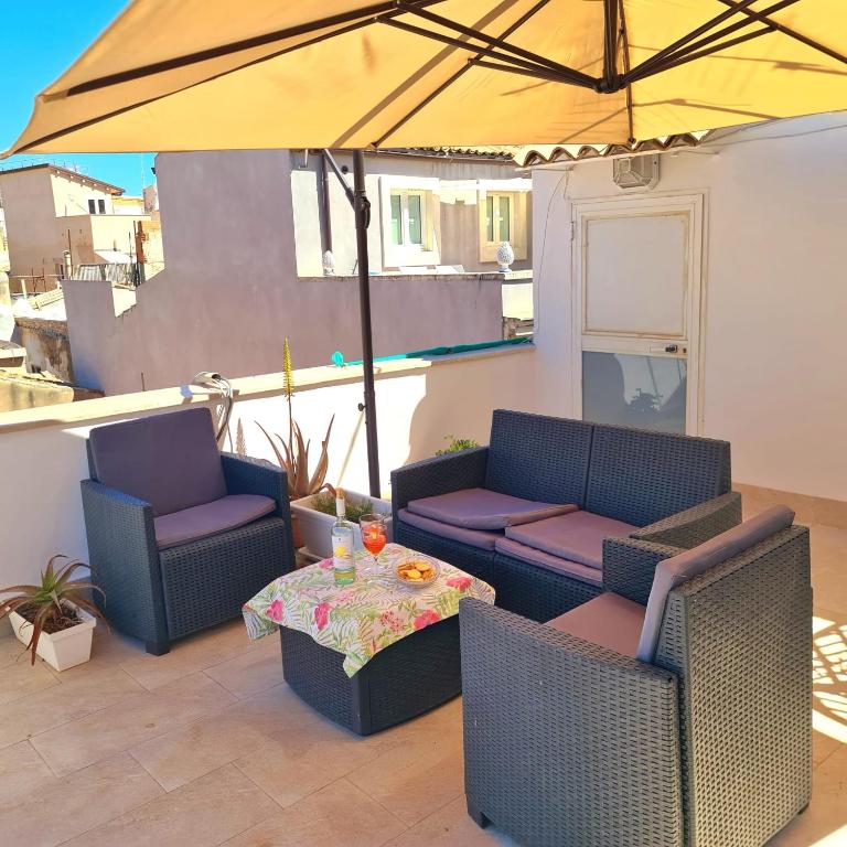 A seating area at Casa Daphne di Ortigia