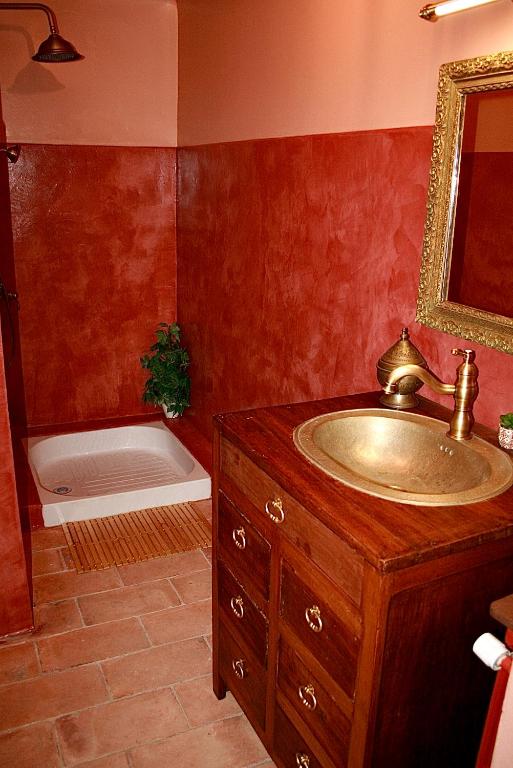 a bathroom with a sink and a bath tub at Le Clos des Laurons in Nyons