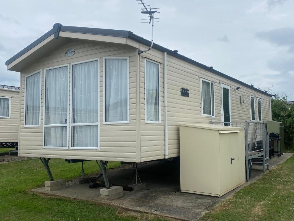 una casa mobile è parcheggiata in un cortile di Caravan, Whitstable a Seasalter