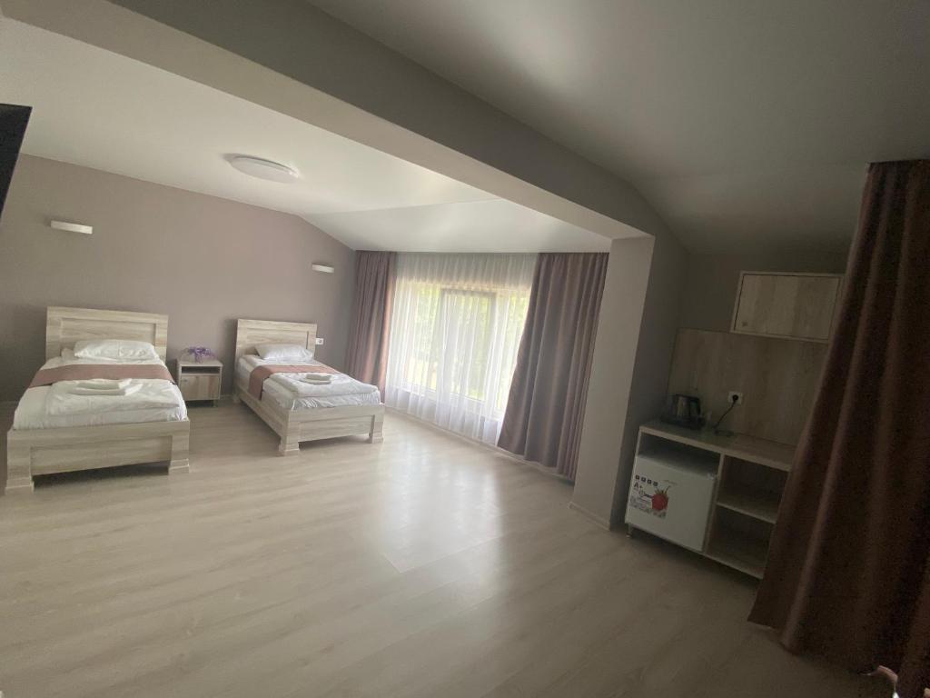 Postel nebo postele na pokoji v ubytování Chorna Skelya Resort & Wellness
