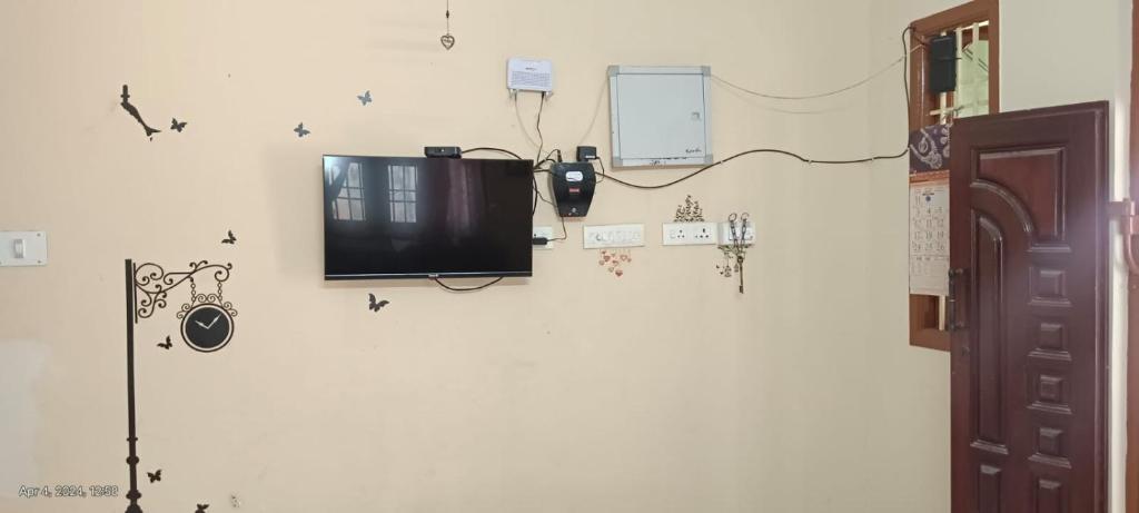 een flatscreen-tv aan een muur met sterren erop bij 1 BHK VILLA. PRIVATE VILLA. NEAR ROCK BEACH. in Pondicherry