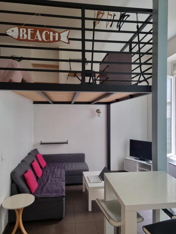 - un salon avec un canapé et une mezzanine dans l'établissement Cité du Desgn avec mezzanine et cour, à Saint-Étienne