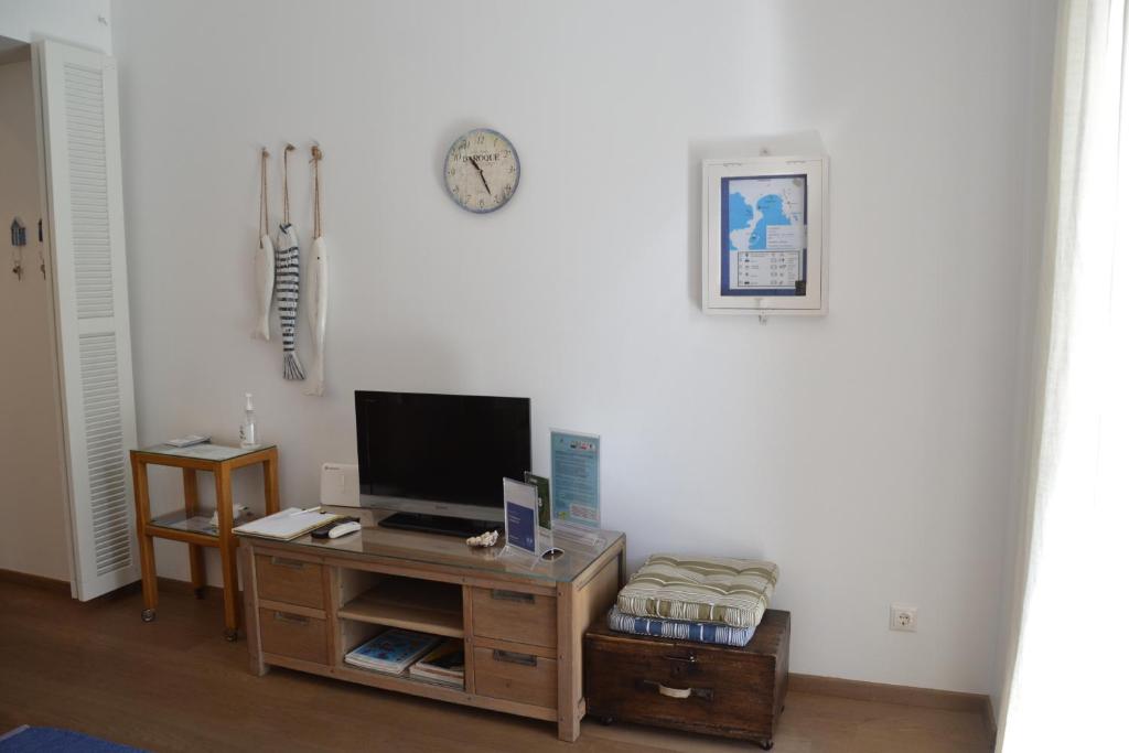 Televízia a/alebo spoločenská miestnosť v ubytovaní Vouliagmeni seaside flat