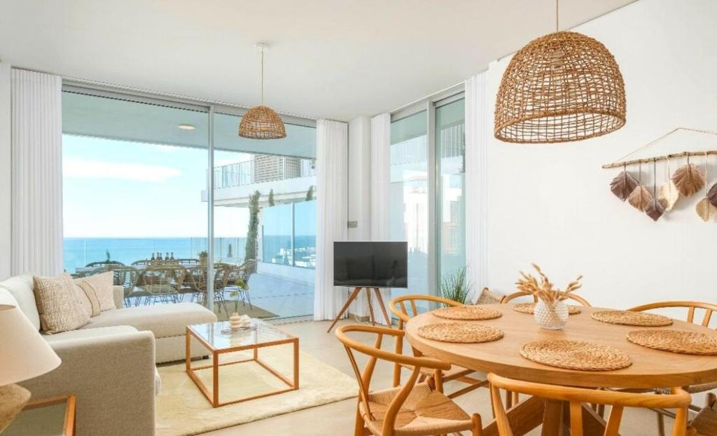 フエンヒロラにあるMed Two luxury apartment with sea viewのテーブルとソファのあるリビングルーム