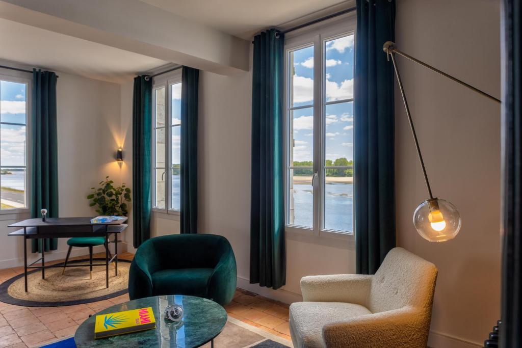 - un salon avec vue sur l'eau dans l'établissement Casa Mila & SPA- Chambres d'Hôtes raffinées vue Loire et piscine, à Saint-Mathurin