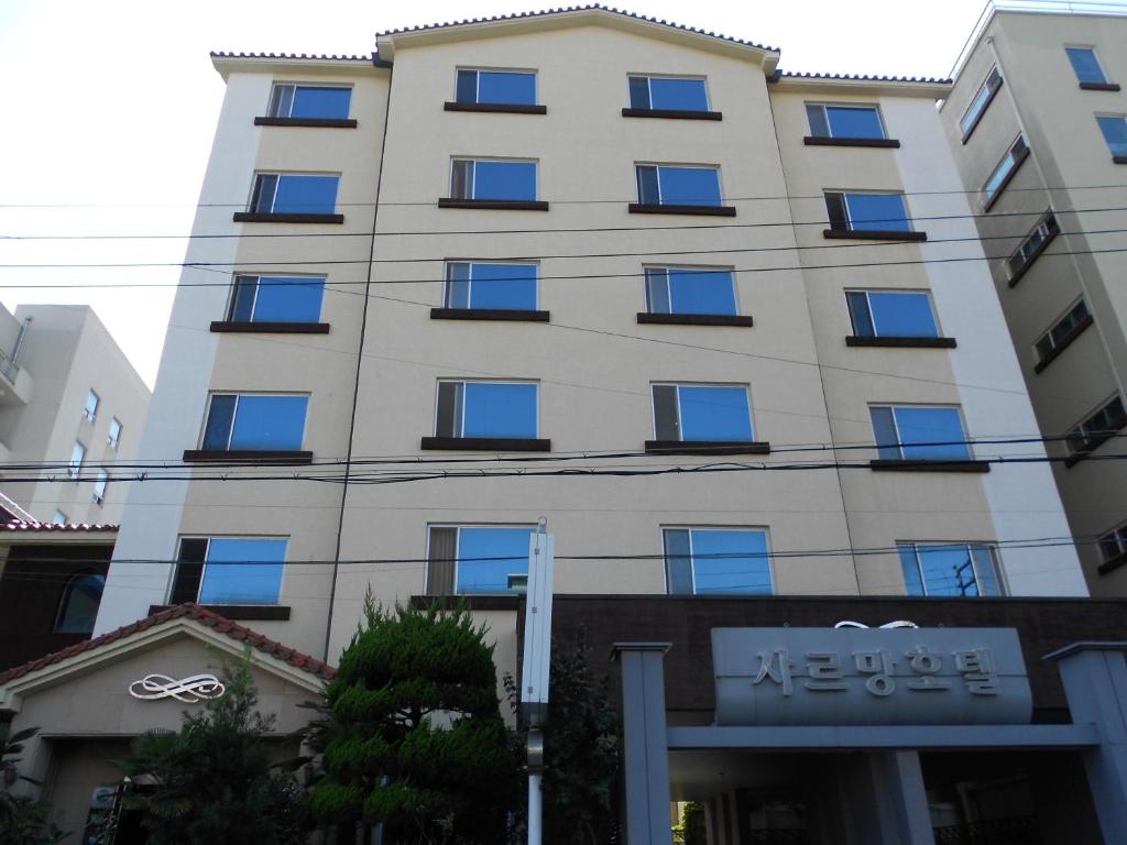 Bangunan di mana terletaknya hotel
