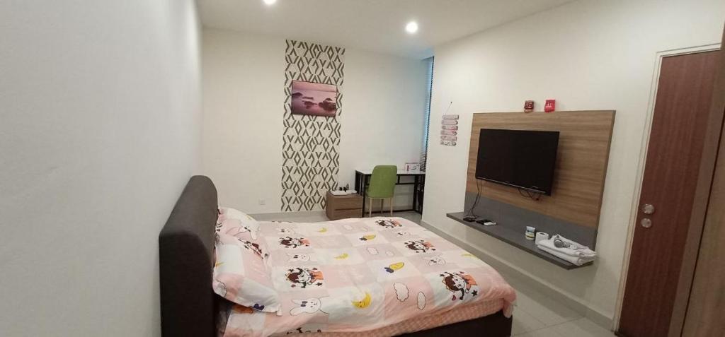 1 dormitorio con 1 cama y TV de pantalla plana en Kozi Square with Infinity Pool I Kuching en Kuching