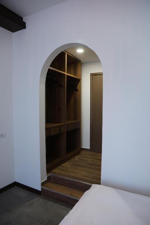 Postel nebo postele na pokoji v ubytování Pamja e Qyteteve