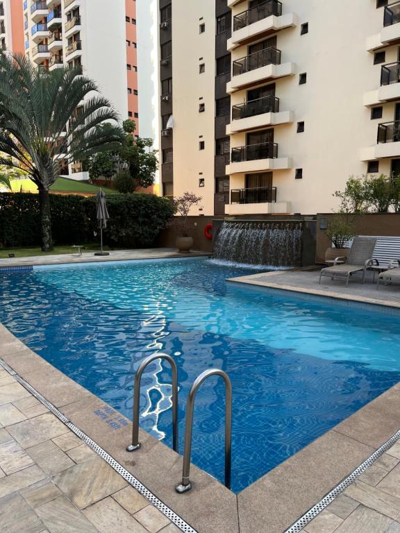 una piscina en un apartamento con edificios en Flat particular Alto Padrão Al Santos 981 - Internacional Paulista Rooftop The View en São Paulo