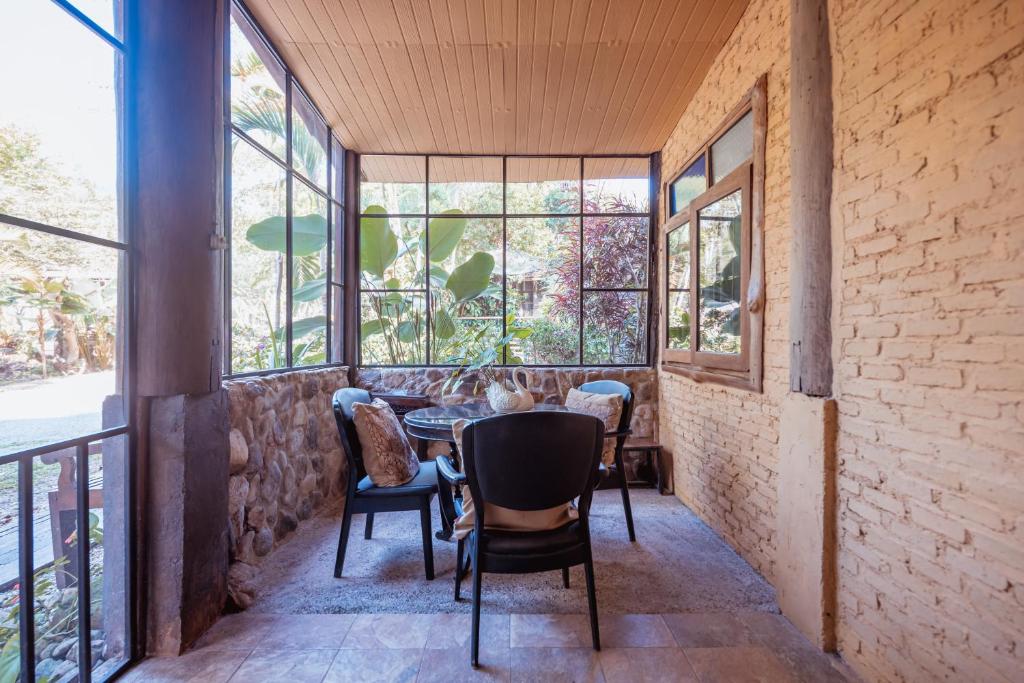 Balkón nebo terasa v ubytování ธารทอง ลอดจ์ Tharnthong Lodge