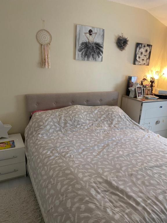 - une chambre avec un lit et une couette grise dans l'établissement Maison au calme, à Avignon