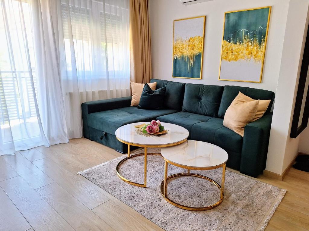 - un salon avec un canapé et une table dans l'établissement City Center apartments, à Mostar