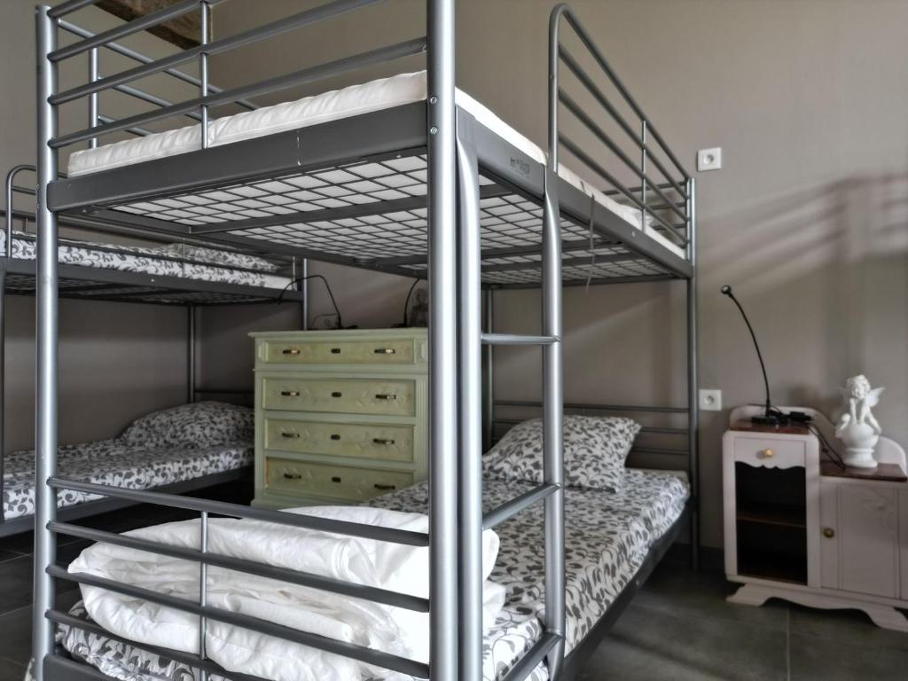 Zimmer mit Etagenbett, 2 Etagenbetten und einer Kommode in der Unterkunft Dortoirs 12per in Mas-Saintes-Puelles