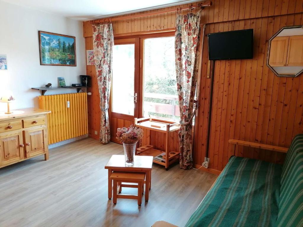 a living room with a couch and a window at Appartement Le Grand-Bornand, 1 pièce, 4 personnes - FR-1-241-65 in Le Grand-Bornand