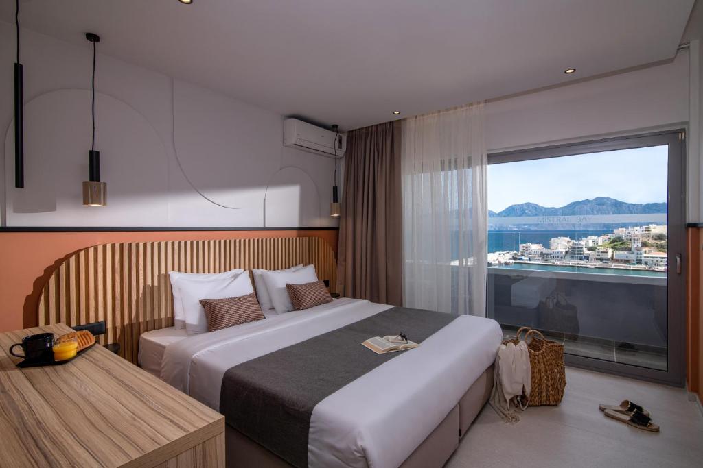 Posteľ alebo postele v izbe v ubytovaní Mistral Bay Hotel