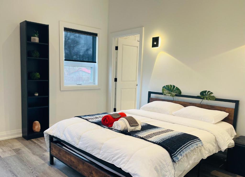 um quarto com uma cama com um bicho de peluche em Superior Master Queen Ensuite with Private Balcony em Cataratas do Niágara