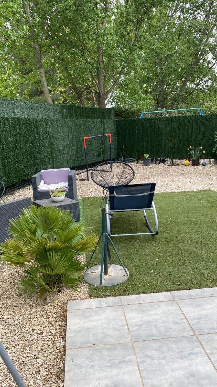 une chaise et une table dans le jardin dans l'établissement Maison au calme, à Avignon