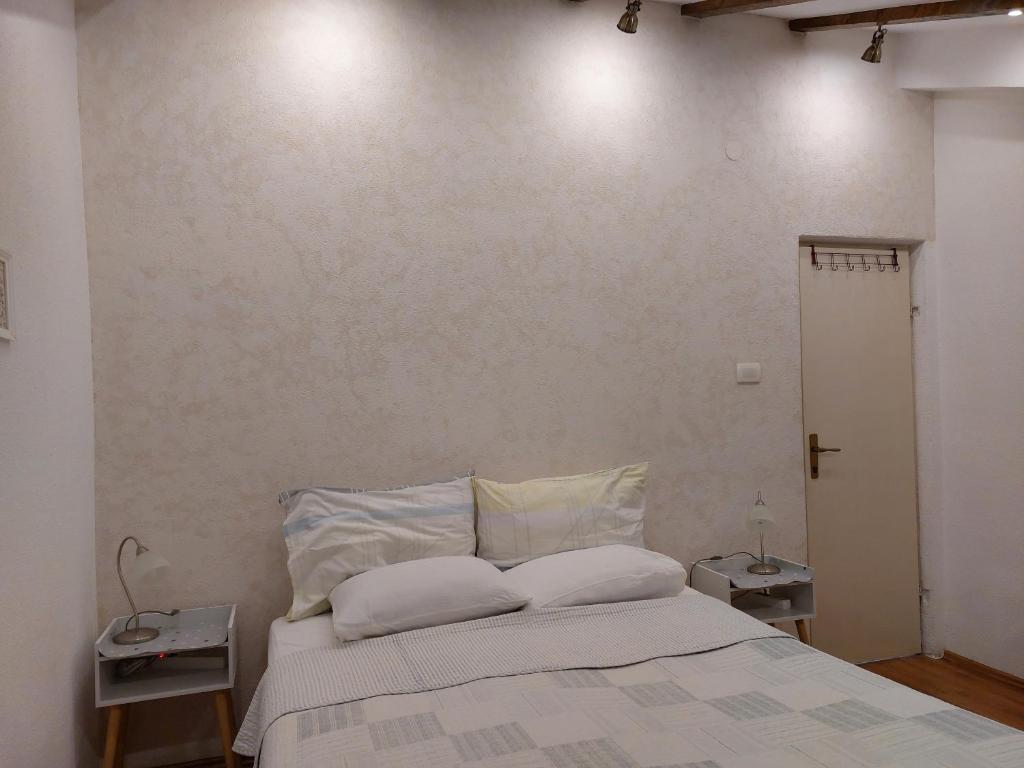 Posteľ alebo postele v izbe v ubytovaní Apt Lavender on Nincevica St-1 BR Apt 5 min to the Old Town of Split