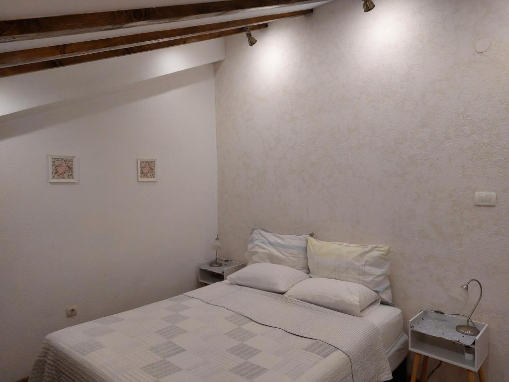 Posteľ alebo postele v izbe v ubytovaní Apt Lavender on Nincevica St-1 BR Apt 5 min to the Old Town of Split