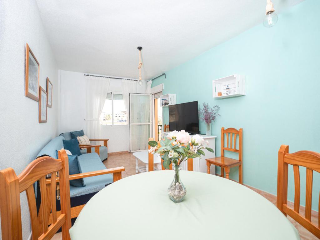 Televízia a/alebo spoločenská miestnosť v ubytovaní Apartamentos El Calón Playa