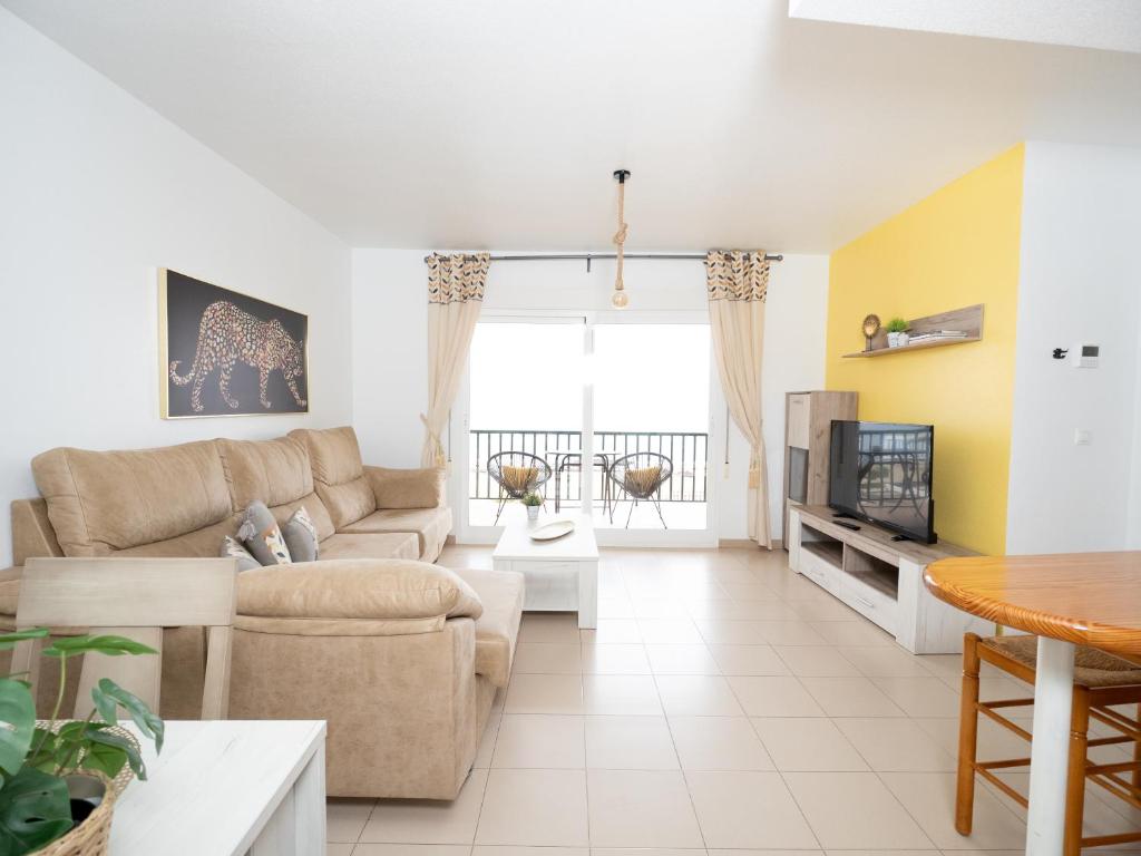 Televízia a/alebo spoločenská miestnosť v ubytovaní Apartamentos El Calón Playa