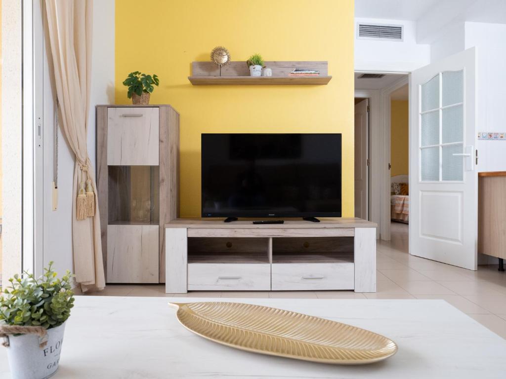 Televízia a/alebo spoločenská miestnosť v ubytovaní Apartamentos El Calón Playa