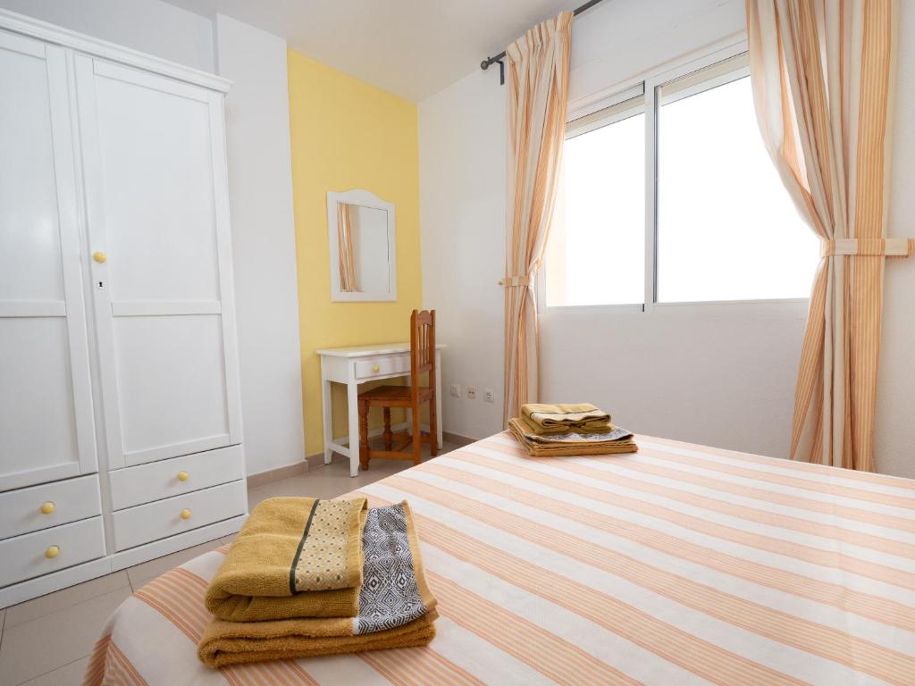 Posteľ alebo postele v izbe v ubytovaní Apartamentos El Calón Playa