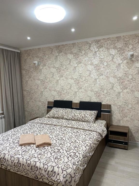 een slaapkamer met een bed met twee handdoeken erop bij Apartament Chisinau str.Cuza Voda in Chişinău