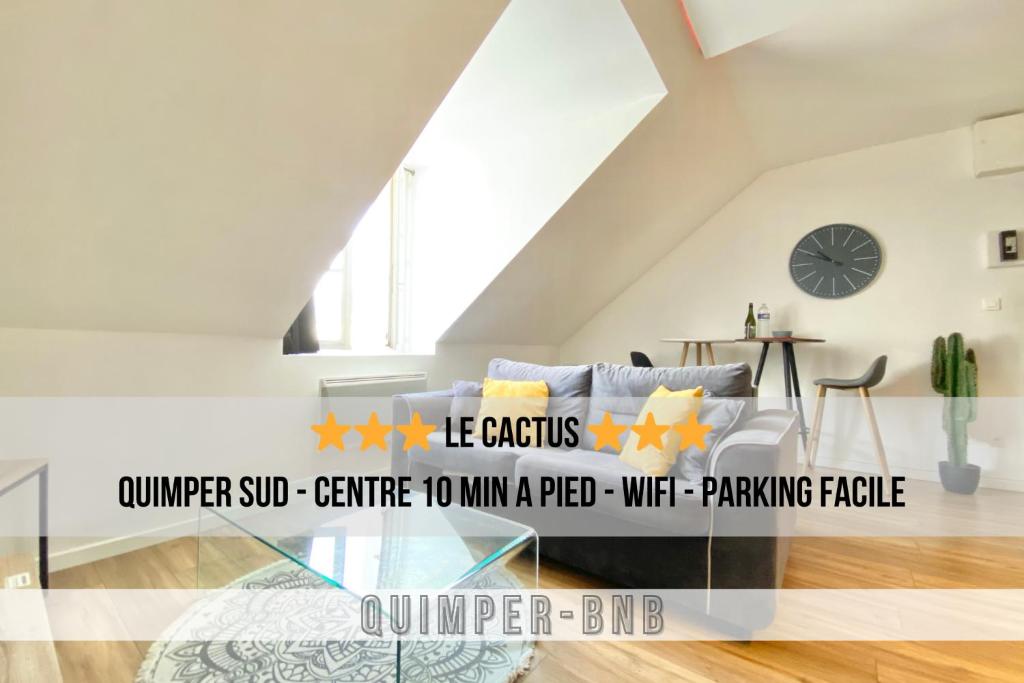 een woonkamer met een bank en een klok bij LE CACTUS - Beau T2 - 10 min du centre à pied et parking facile in Quimper