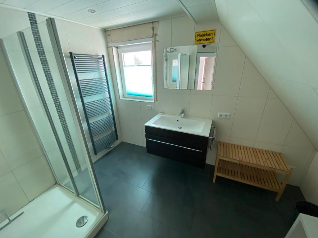 bagno con lavandino e doccia di Westpark Appartment - 15min zum Zentrum a Norimberga