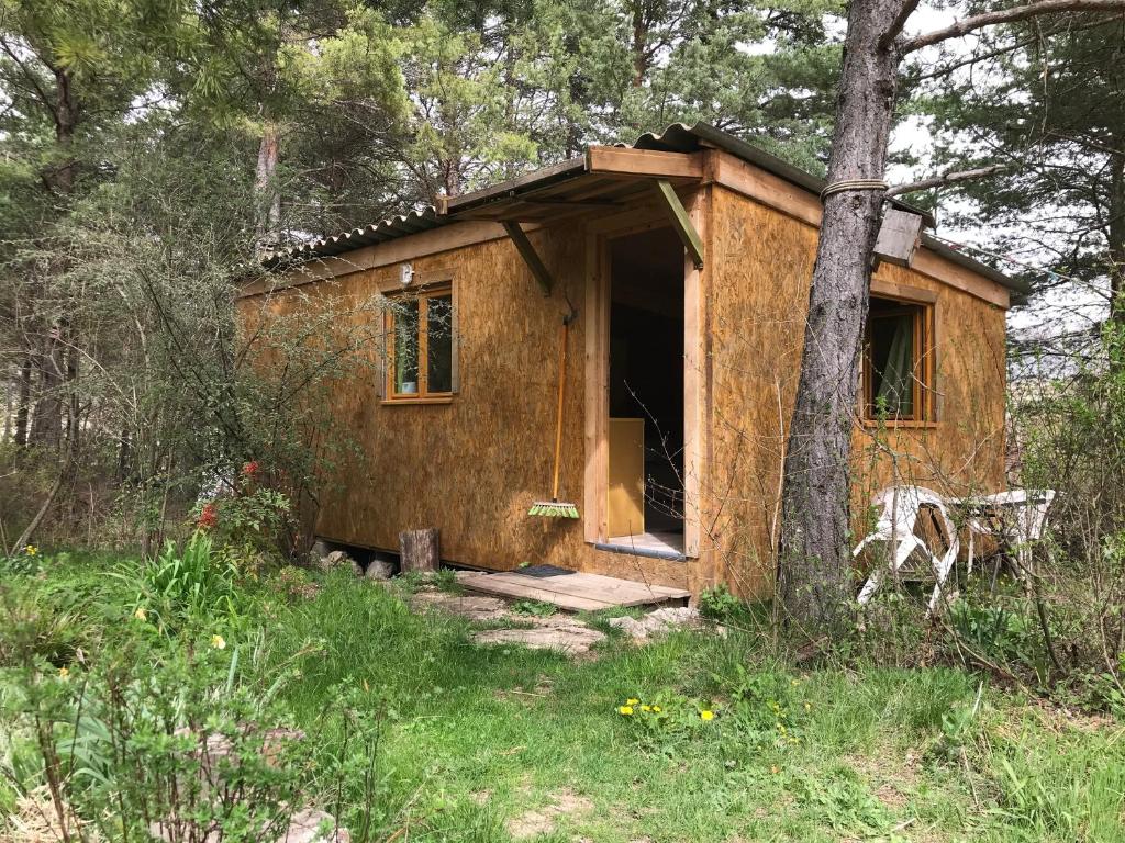 a small house in the middle of a forest at sous les arbres in La Palud sur Verdon