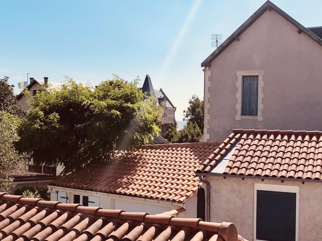 a view of roofs of houses in a city at Villa Einigriv in Châtelaillon-Plage