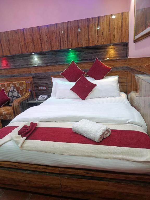 Postel nebo postele na pokoji v ubytování Express Myagdi Hotel Pvt Ltd