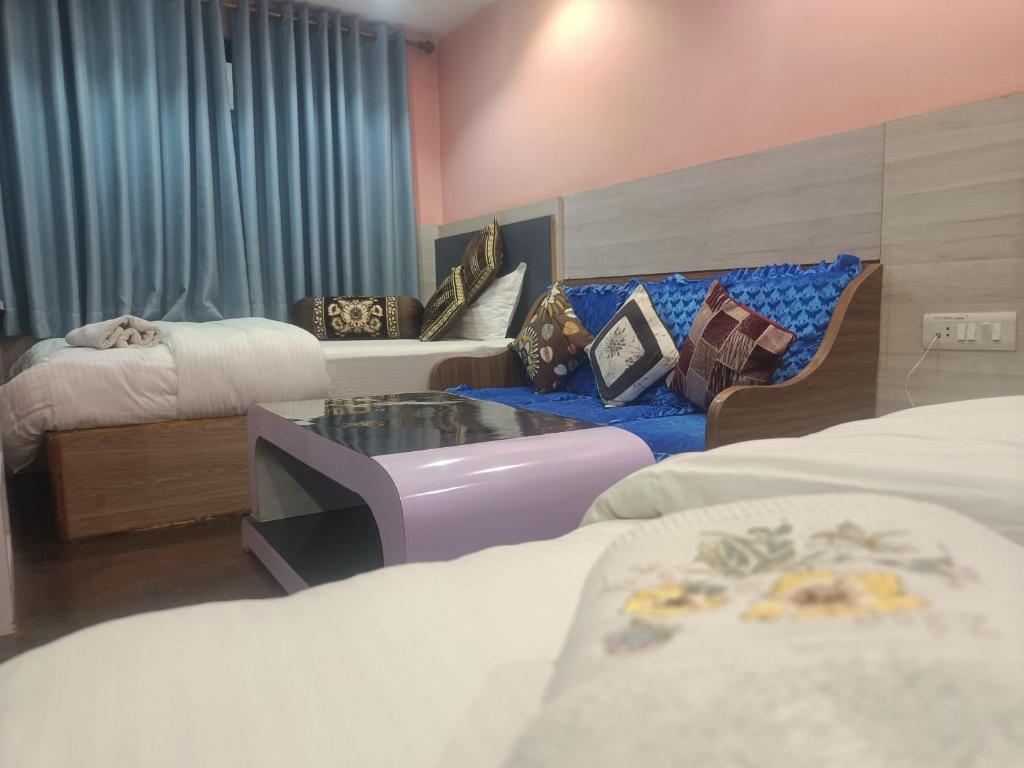 Postel nebo postele na pokoji v ubytování Express Myagdi Hotel Pvt Ltd