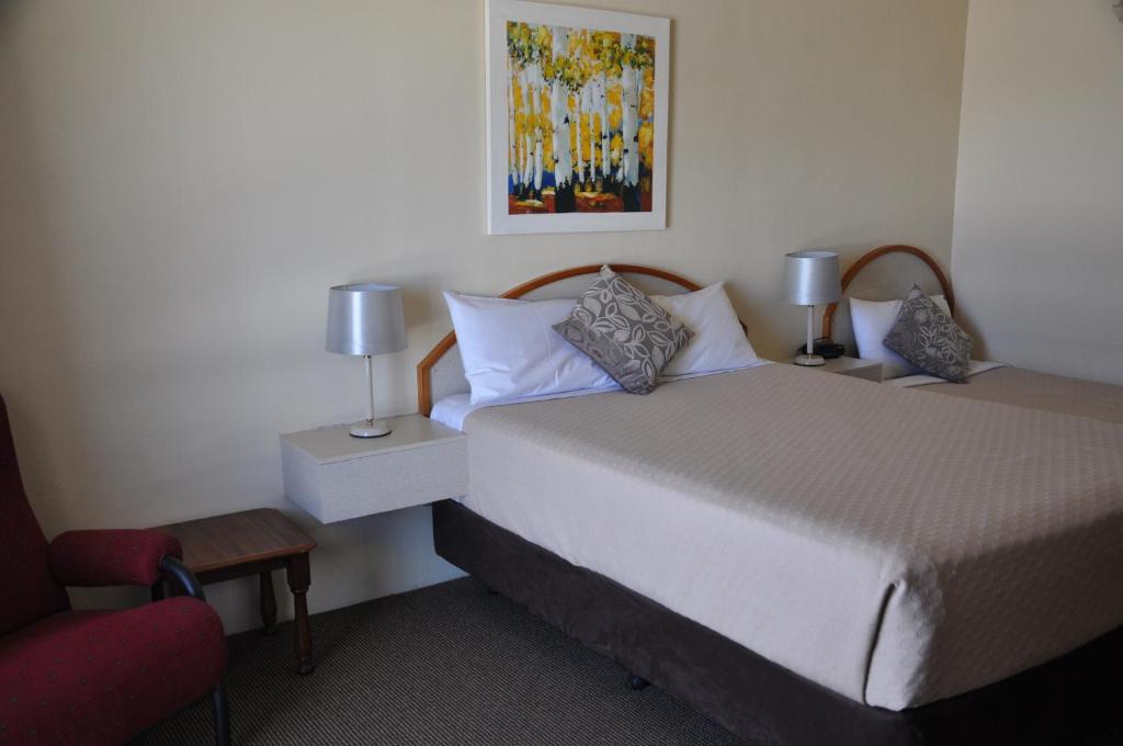 Postel nebo postele na pokoji v ubytování Longreach Motor Inn