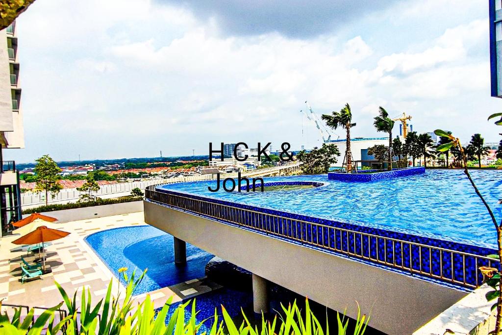 Bazén v ubytování Double Storey Pool at Trio Setia by HCK nebo v jeho okolí