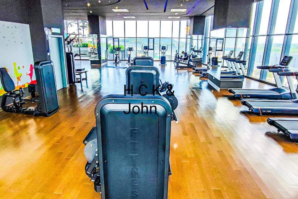 Fitness centrum a/nebo fitness zařízení v ubytování Double Storey Pool at Trio Setia by HCK
