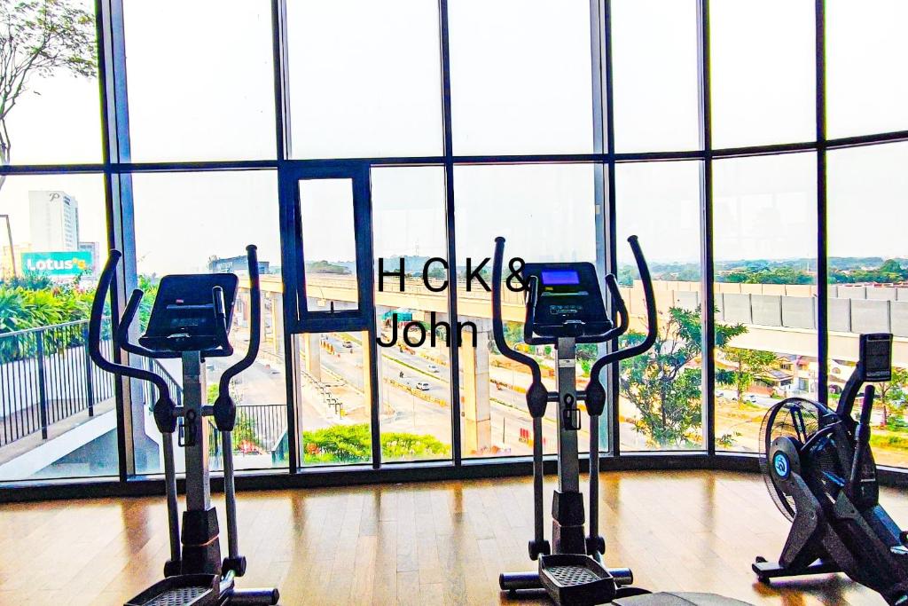 Fitness centrum a/nebo fitness zařízení v ubytování Double Storey Pool at Trio Setia by HCK