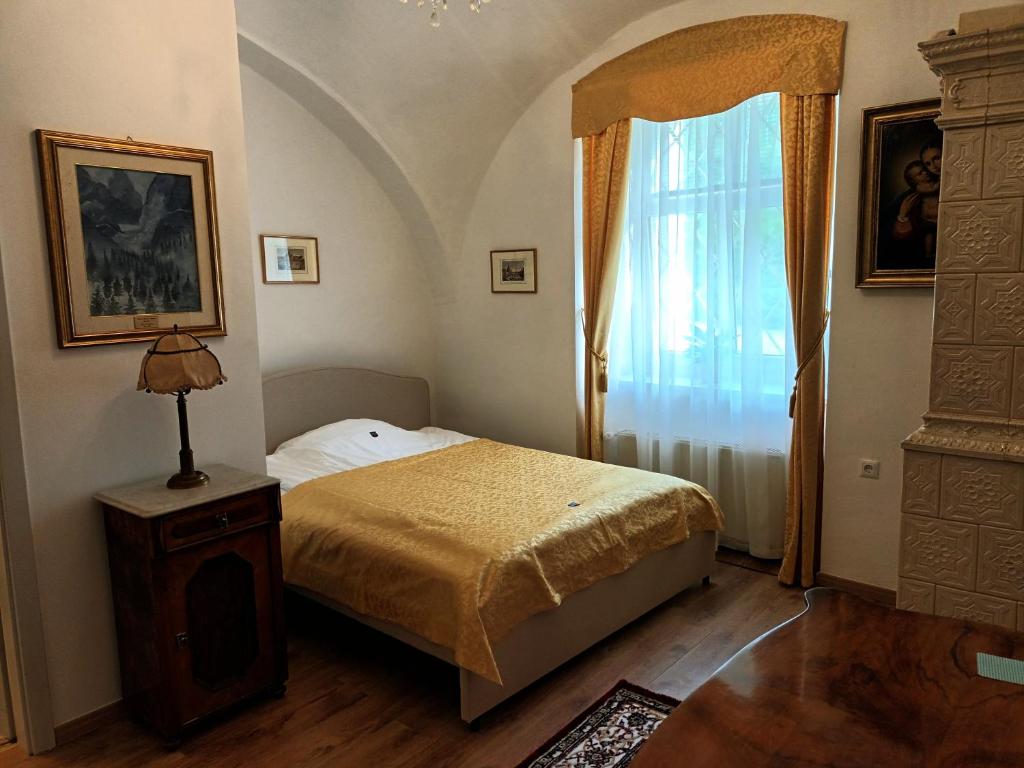 een slaapkamer met een bed en een raam bij Rezidenca Sv. Peter in Malečnik